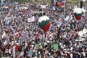 Mideast Lebanon Hariri A general view of the rally in Beirut's Martyrs' Square, Lebanon, Sunday, Feb. 14, 2010