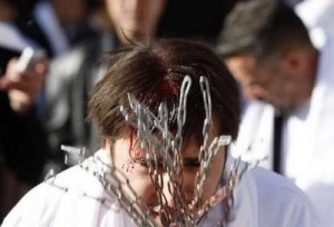 ashura 10- 2 Shiite Lebanese flagellates himself