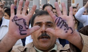 anti assad protester - yes to freedom no to violence